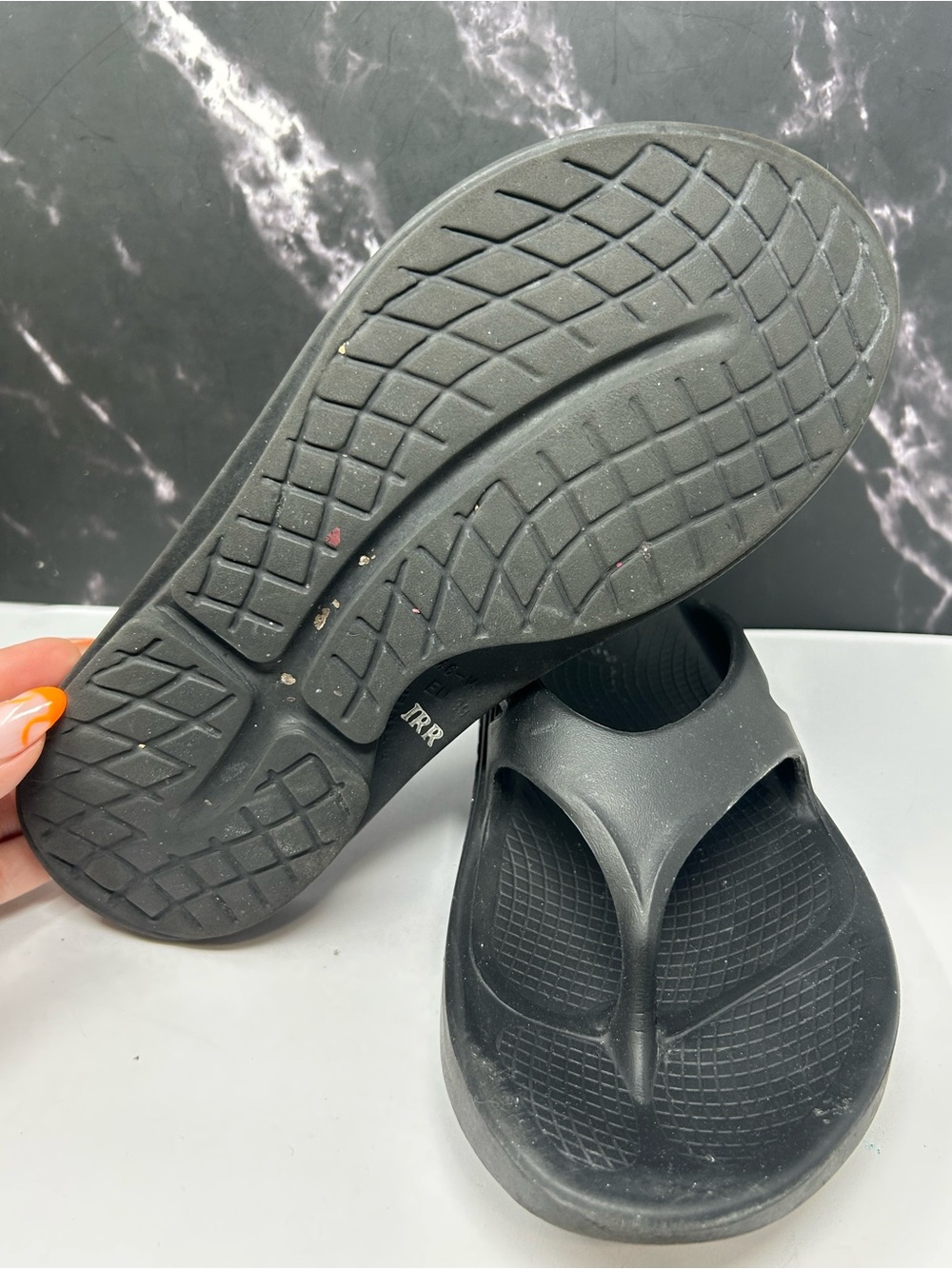 OOFOS Black Recovery Flip Flops size 8 - Picture 3 of 4
